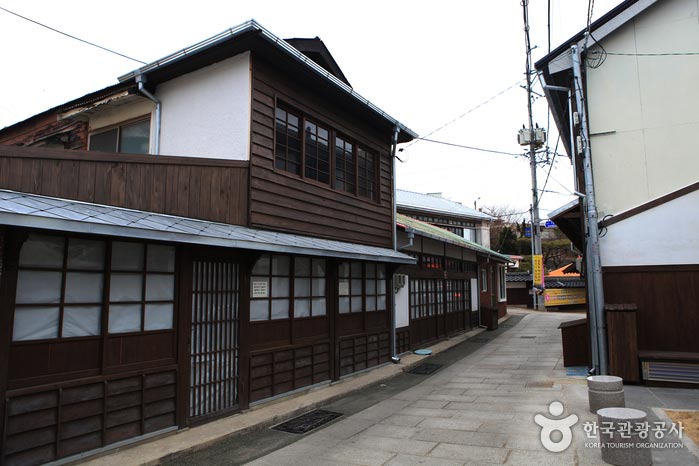 Etwa 80 Häuser im japanischen Stil befinden sich etwa 500 Meter entfernt - Pohang, Gyeongbuk, Korea (https://codecorea.github.io)