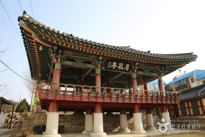 Wolhwajeong in honor of the legend of Muwolrang and Mrs. Yeonhwa - Gangneung-si, Gangwon-do, Korea (https://codecorea.github.io)