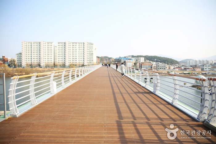 Wolhwa Bridge, transformed from a railway bridge on a train into a pedestrian bridge - Gangneung-si, Gangwon-do, Korea (https://codecorea.github.io)