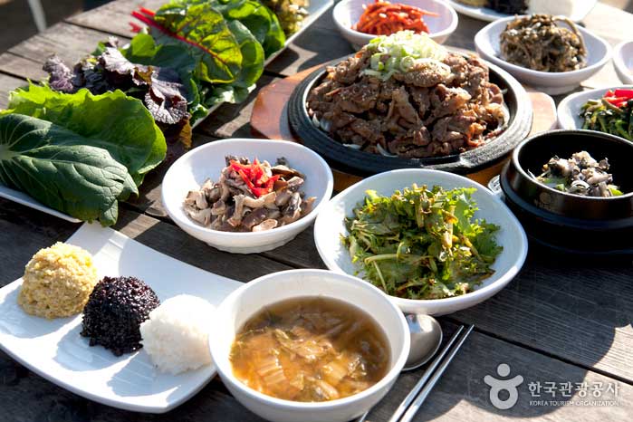 Grilled bulgogi ssambap set at Mokhyangwon - Namyangju-si, Gyeonggi-do, Korea (https://codecorea.github.io)