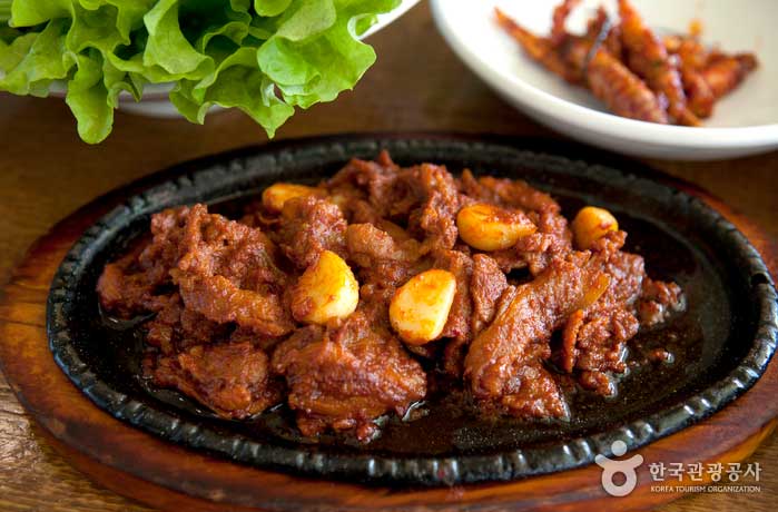 Stir-fried meat with mackerel grilled on top of Onggi boil - Namyangju-si, Gyeonggi-do, Korea (https://codecorea.github.io)