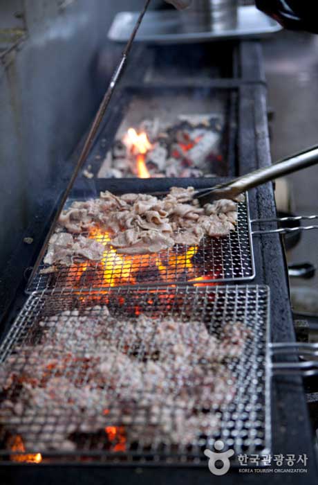 Gegrilltes Fleisch, das gleichzeitig mit der Bestellung über Holzkohle gegrillt wird - Namyangju-si, Gyeonggi-do, Korea (https://codecorea.github.io)