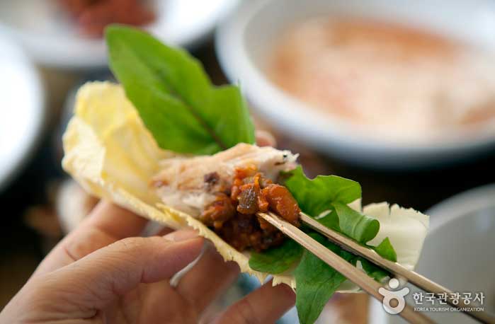 Хрустящая китайская капуста, пикантная скумбрия и сямджан прекрасно сочетаются друг с другом - Намянджу, Кёнгидо, Корея (https://codecorea.github.io)