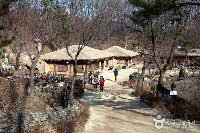 Trois maisons au toit de chaume sont les restaurants de Mokhyangwon - Namyangju-si, Gyeonggi-do, Corée (https://codecorea.github.io)