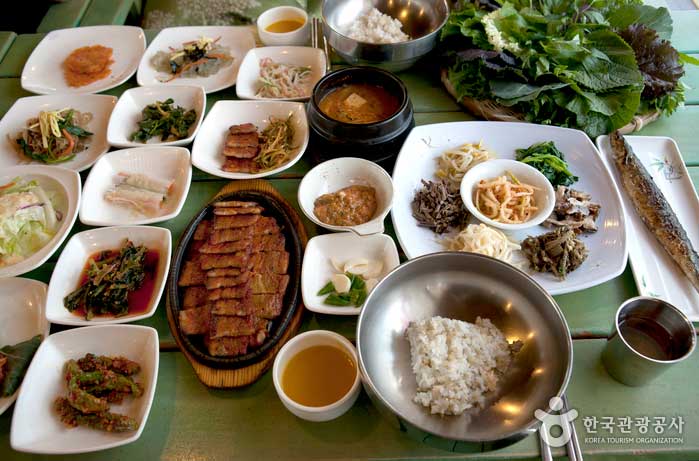 Table top with red pepper paste samgyeopsal on ssambap set meal - Namyangju-si, Gyeonggi-do, Korea (https://codecorea.github.io)