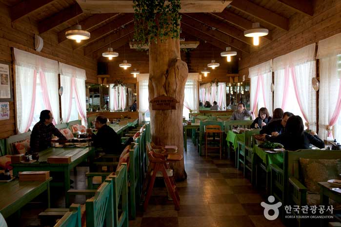 The interior is more like a restaurant than a ssambap restaurant - Namyangju-si, Gyeonggi-do, Korea (https://codecorea.github.io)