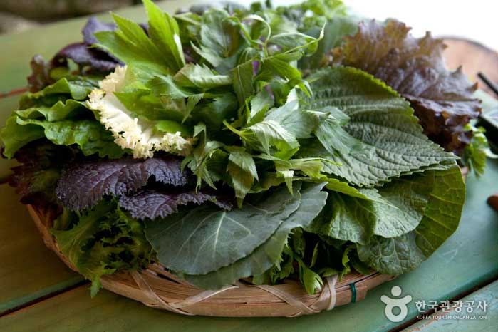Hay dieciséis tipos de verduras ssam en la comida de ssambap. - Namyangju-si, Gyeonggi-do, Corea (https://codecorea.github.io)