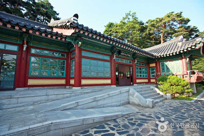 Мемориальный зал Ким Си-Суп, который строился каждый месяц - Каннын-си, Канвондо, Корея (https://codecorea.github.io)