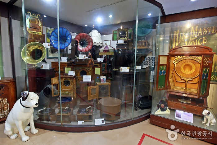 The volume of collections such as gramophones and music boxes is enormous. - Gangneung-si, Gangwon-do, Korea (https://codecorea.github.io)