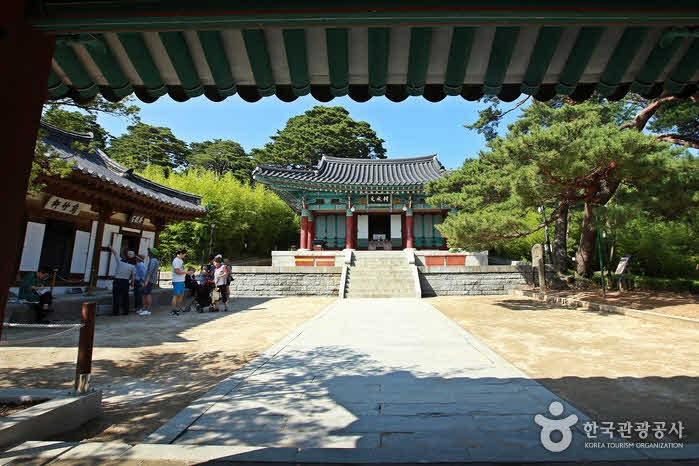 Munseongsa-Tempel vorne und Mongryongsil links - Gangneung-si, Gangwon-do, Korea (https://codecorea.github.io)