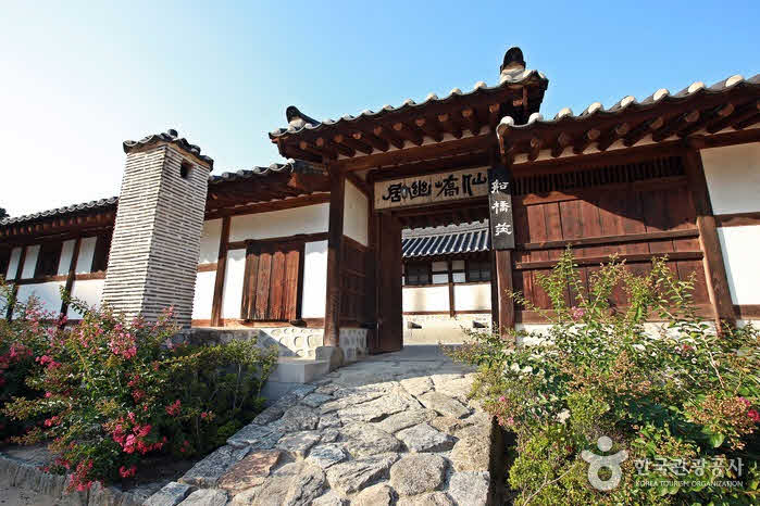 Destacan las altas puertas y chimeneas - Gangneung-si, Gangwon-do, Corea (https://codecorea.github.io)
