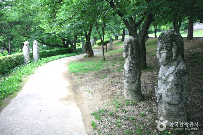 Une route de pierre où l'on peut se promener - Yongin-si, Gyeonggi-do, Corée (https://codecorea.github.io)
