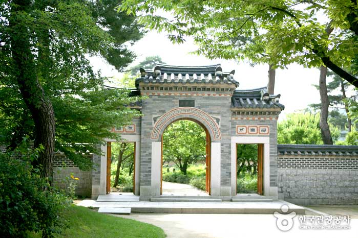 Bohwamun, der Eingang zu Heewon - Yongin-si, Gyeonggi-do, Korea (https://codecorea.github.io)