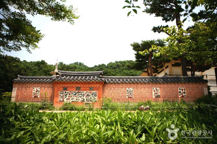 Blumenwand mit Langlebigkeit graviert - Yongin-si, Gyeonggi-do, Korea (https://codecorea.github.io)