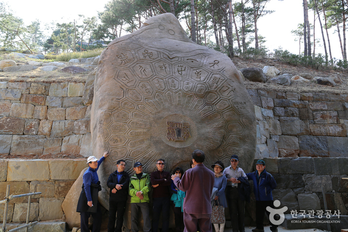 Des personnes expérimentées se sont rassemblées devant la pierre d'oreille - Sancheong-gun, Gyeongnam, Corée du Sud (https://codecorea.github.io)