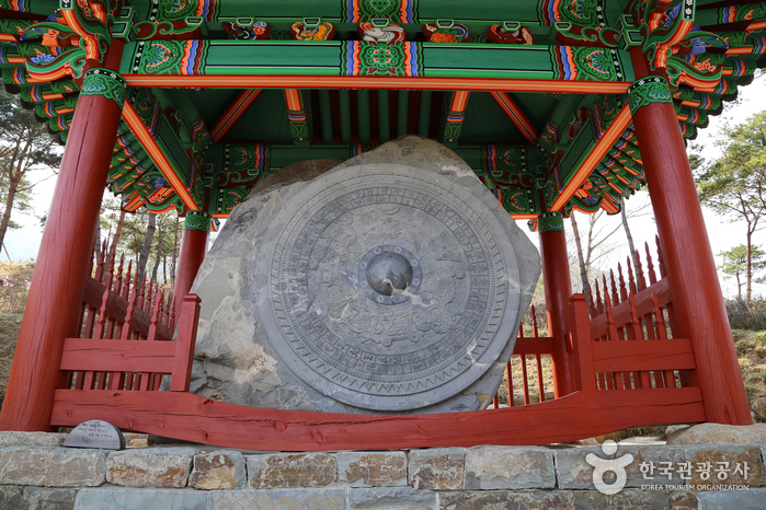 Vues en pierre préservées dans le pavillon - Sancheong-gun, Gyeongnam, Corée du Sud (https://codecorea.github.io)