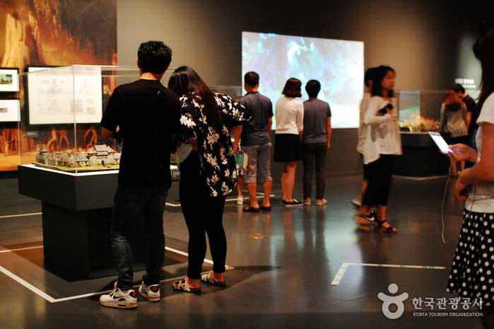Audiencias viendo la exposición de animación - Jung-gu, Seúl, Corea (https://codecorea.github.io)