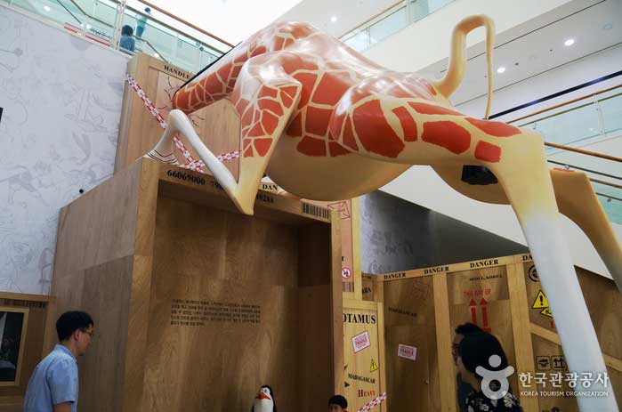La girafe timide Melman de Madagascar - Jung-gu, Séoul, Corée (https://codecorea.github.io)