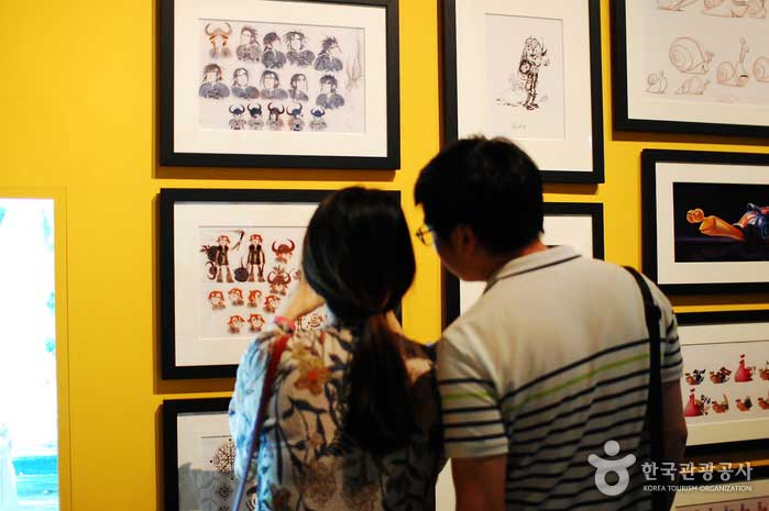 Besucher sehen sich verschiedene Skizzen an - Jung-gu, Seoul, Korea (https://codecorea.github.io)