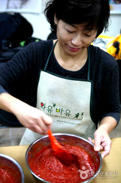 Expérimentateurs mélangeant des matériaux durs - Chungju, Chungbuk, Corée (https://codecorea.github.io)