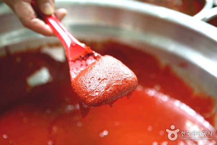 Apple red pepper paste at a thick concentration - Chungju, Chungbuk, Korea (https://codecorea.github.io)