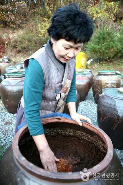 Kim Young-ja, qui montre le goût du miso - Chungju, Chungbuk, Corée (https://codecorea.github.io)