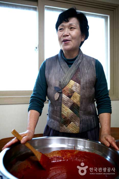 Kim Young-ja, qui explique comment faire de la pâte de pomme et de poivre - Chungju, Chungbuk, Corée (https://codecorea.github.io)