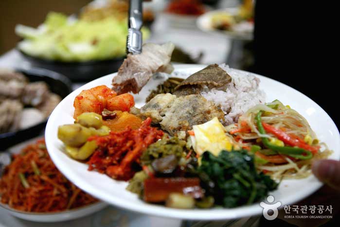 Una comida llena de deliciosos acompañamientos - Chungju, Chungbuk, Corea (https://codecorea.github.io)