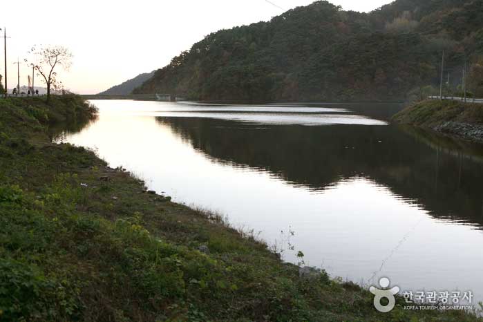 Paysage du réservoir de Songgang sur le sentier du village - Chungju, Chungbuk, Corée (https://codecorea.github.io)