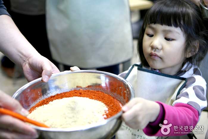 Clients expérimentés recevant des ingrédients pour la pâte de poivron aux pommes - Chungju, Chungbuk, Corée (https://codecorea.github.io)