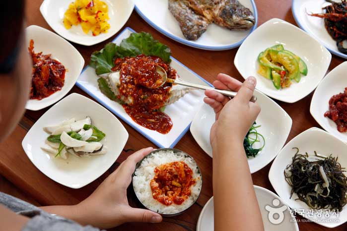 Crabe assaisonné servi avec du riz glacé au thé vert Gulbi séché - Yeonggwang-gun, Jeollanam-do, Corée (https://codecorea.github.io)