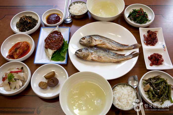 Menú especial para el almuerzo del restaurante Haenchon, arroz verde gulbi seco con té helado - Yeonggwang-gun, Jeollanam-do, Corea (https://codecorea.github.io)