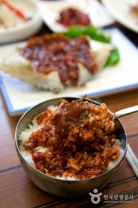 Es delicioso incluso si mezclas el arroz con la salsa de cangrejo. - Yeonggwang-gun, Jeollanam-do, Corea (https://codecorea.github.io)