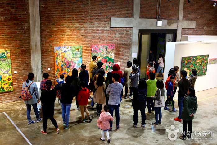 Participants qui regardent des œuvres exposées - Damyang-gun, Jeollanam-do, Corée (https://codecorea.github.io)