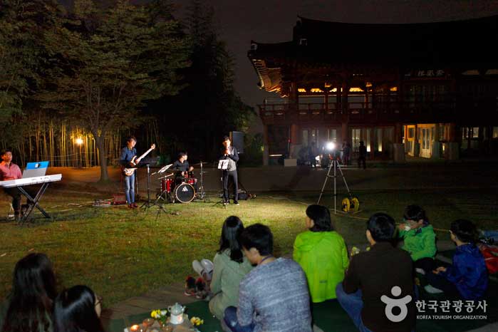Una suave noche iluminada por la luna es tan dulce como una melodía de jazz. - Damyang-gun, Jeollanam-do, Corea (https://codecorea.github.io)