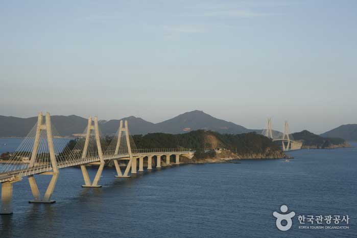 Geoga-Brücke, die Geoje und Busan Gadeokdo verbindet - Geoje-si, Gyeongnam, Korea (https://codecorea.github.io)