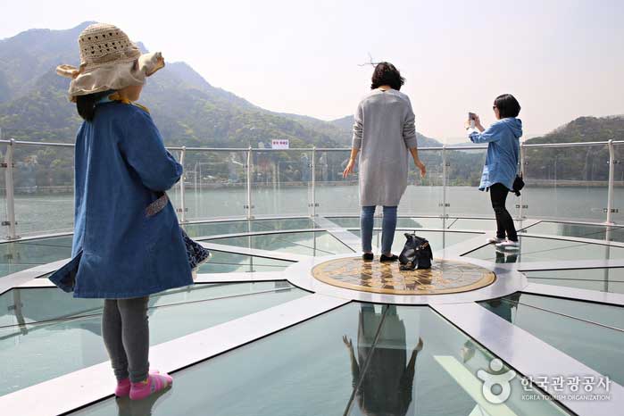 Paysage pittoresque avec lac et montagne dans Skywalk - Chuncheon, Gangwon, Corée (https://codecorea.github.io)