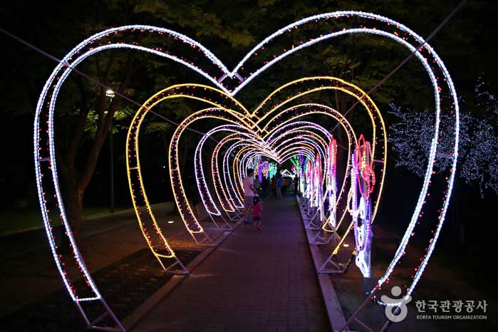 Chuncheon MBC и район Gongjicheon, где проходит фестиваль Starlight в озере - Чанчон, Канвондо, Корея (https://codecorea.github.io)