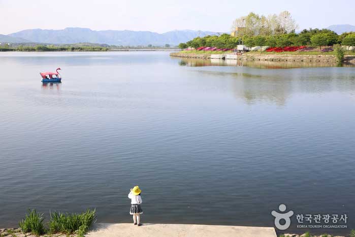 Paysage paisible du lac Uiam au printemps - Chuncheon, Gangwon, Corée (https://codecorea.github.io)