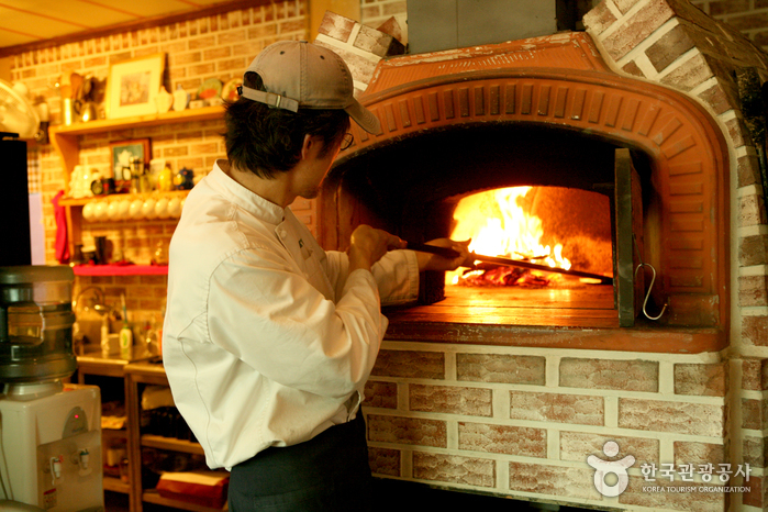 Pizza backen in einem hausgemachten Ofen - Namyangju-si, Gyeonggi-do, Korea (https://codecorea.github.io)