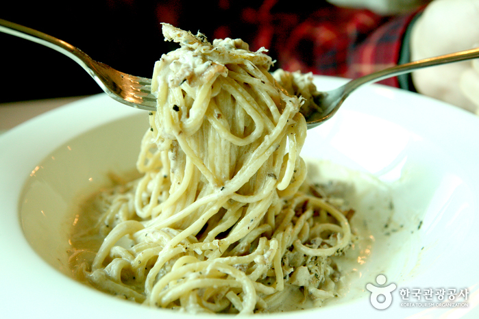 Espaguetis a la carbonara con sabor salado - Namyangju-si, Gyeonggi-do, Corea (https://codecorea.github.io)