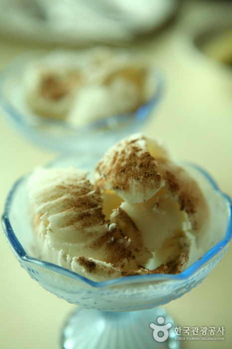 Homemade ice cream with walnuts and ginger - Namyangju-si, Gyeonggi-do, Korea (https://codecorea.github.io)