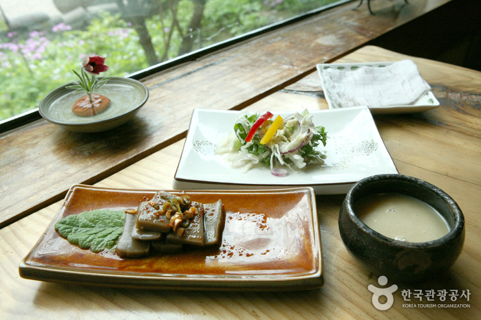 Mukmuchim and Dongdongju eat together with the flower - Namyangju-si, Gyeonggi-do, Korea (https://codecorea.github.io)