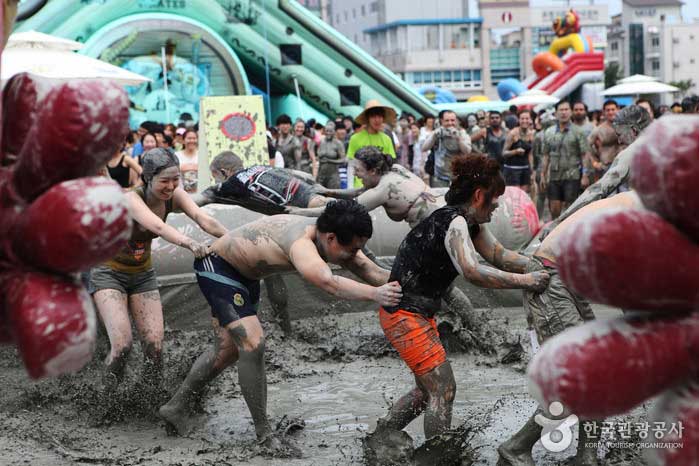 Boryeong, Südkorea - Das Boryeong Mud Festival wartete auf Baby!