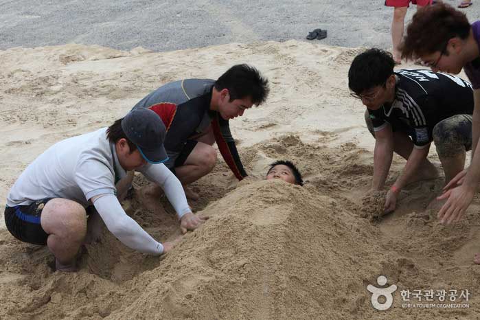 Nehmen Sie ein Bad am Daecheon Beach, wo das Mud Festival stattfindet! - Boryeong, Südkorea (https://codecorea.github.io)