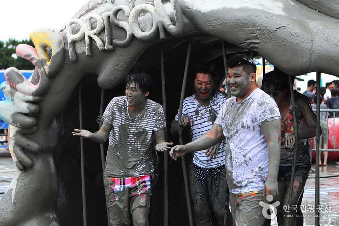 Get into jail and get a full body massage with mud! - Boryeong, South Korea (https://codecorea.github.io)