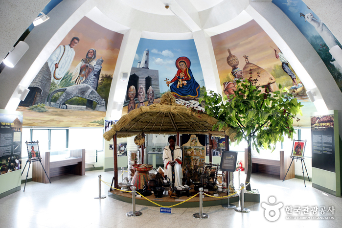 La Exposición de Guerra de Etiopía en Corea, en el segundo piso, fue decorada con la cultura cafetera de Etiopía como centro. - Chuncheon, Gangwon, Corea (https://codecorea.github.io)