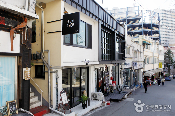 Yuklim Pass, wo lokale Open-Air-Geschäfte, Cafés und Restaurants im Neutro-Stil - Chuncheon, Gangwon, Korea (https://codecorea.github.io)