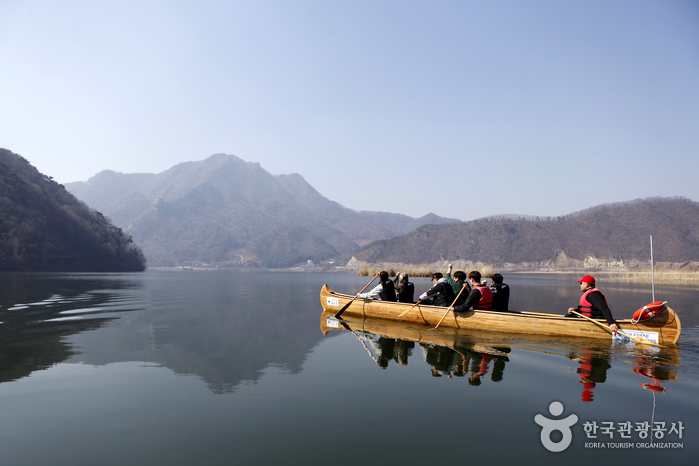 People riding a canoe on a spinning wheel - Chuncheon, Gangwon, Korea (https://codecorea.github.io)