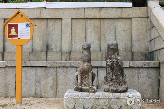 A pair of cat statues greet people - Pyeongchang-gun, Gangwon-do, Korea (https://codecorea.github.io)